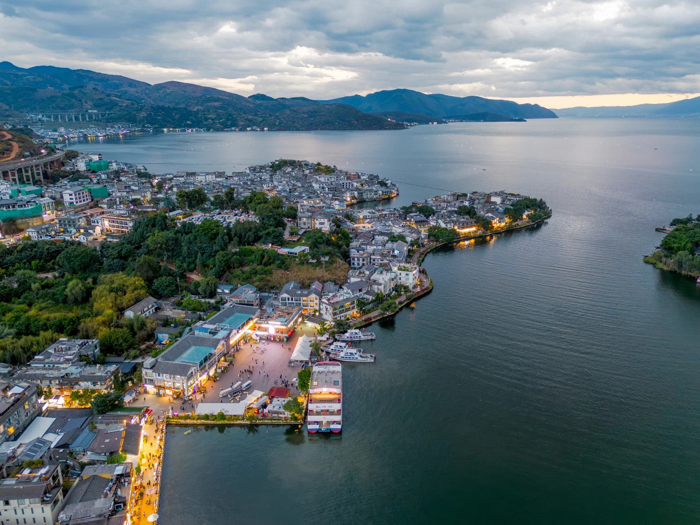 12 Days Kunming Dali Lijiang Lugu Lake Shangri-La Feilai Temple Tour