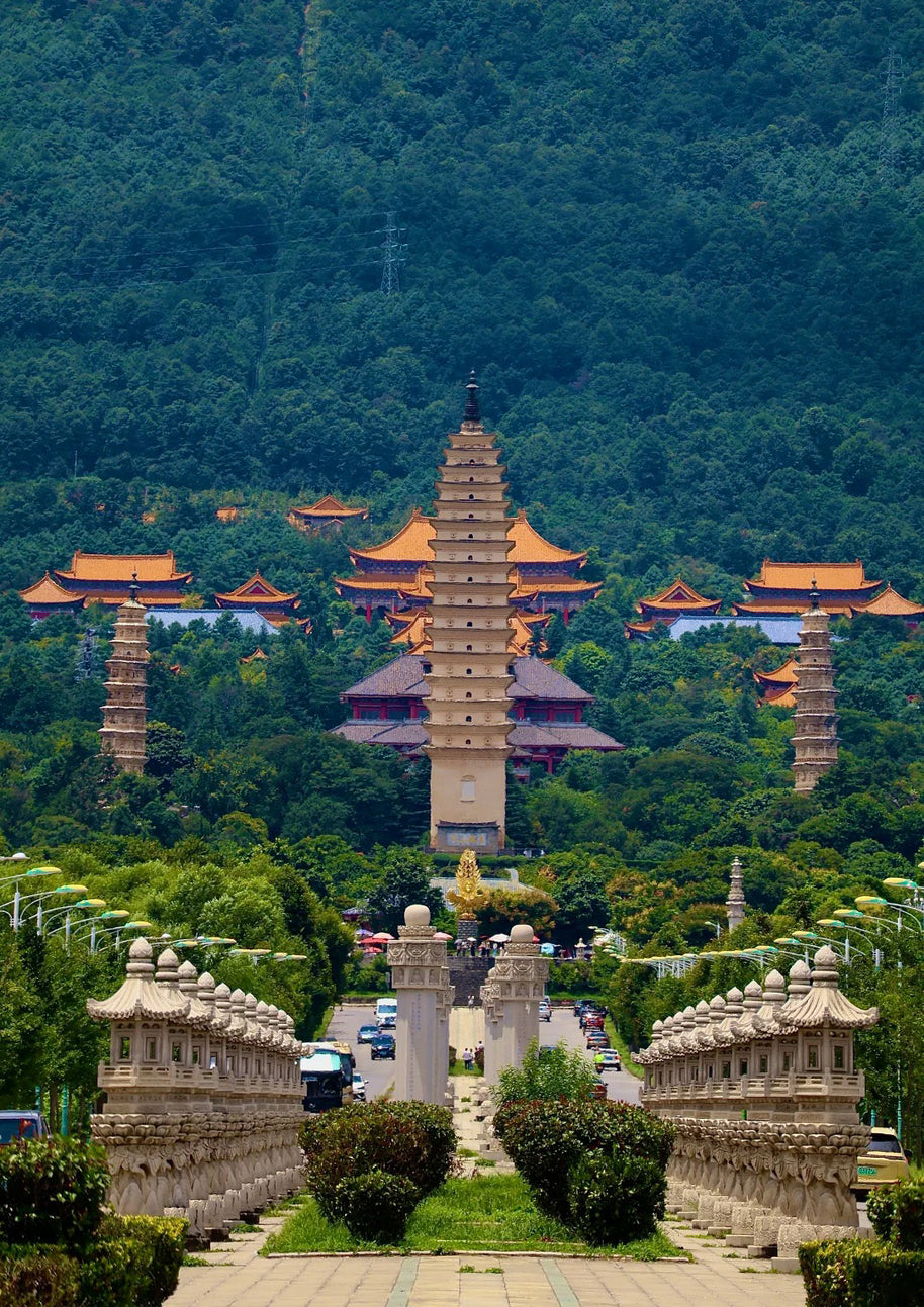 12 Days Kunming Dali Lijiang Lugu Lake Shangri-La Feilai Temple Tour